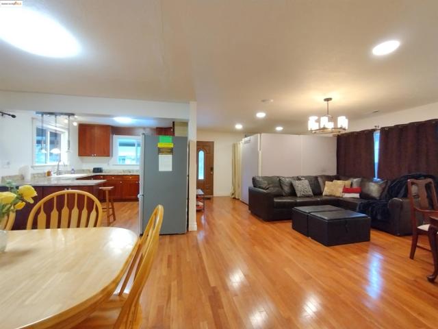 864 San Francisco Ave, South Lake Tahoe CA: https://media.crmls.org/mediaz/5b497999-9262-4ae1-abef-63c286622761.jpg