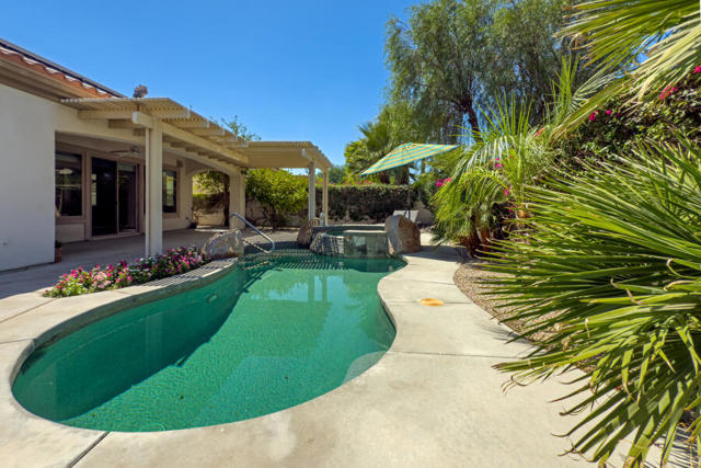 40421 Calle Santa Anita, Indio CA: https://media.crmls.org/mediaz/5b499a44-af47-4072-b971-cd0af23ace7c.jpg