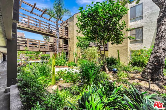 320 S Ardmore Avenue, Los Angeles CA: https://media.crmls.org/mediaz/5b49bbc7-c81b-4187-873d-95378e68e0ea.jpg