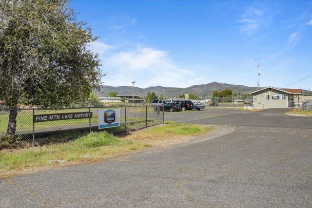 20944 Woodside Way, Groveland CA: https://media.crmls.org/mediaz/5b4aeaec-586e-4dd5-a329-346d8debc659.jpg