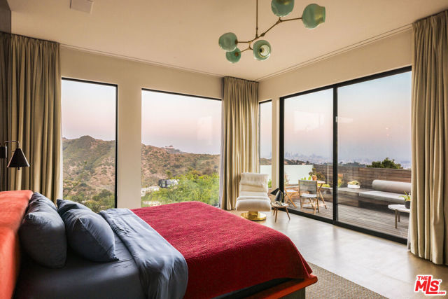 3306 Deronda Drive, Los Angeles CA: https://media.crmls.org/mediaz/5b4afa1a-c39b-49eb-a24d-816fc00ddd4b.jpg