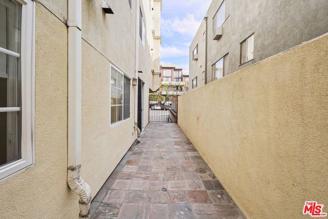 1861 Veteran Avenue, Los Angeles CA: https://media.crmls.org/mediaz/5b4b5ace-2570-40dd-96c3-53397bb84ee0.jpg