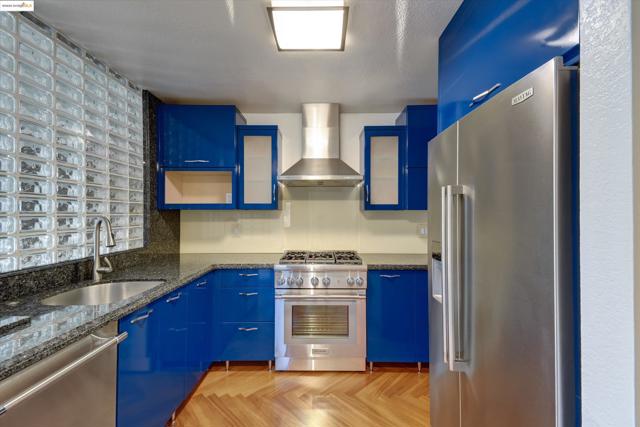 805 Red Leaf Court, San Francisco CA: https://media.crmls.org/mediaz/5b4bb16e-95ac-4125-ab4d-c3b443b40050.jpg