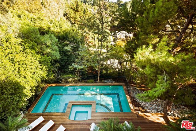 2505 Bowmont Drive, Beverly Hills CA: https://media.crmls.org/mediaz/5b4bfc2c-d122-4a43-9caf-3da81b8dec46.jpg