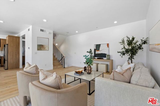 542 1/2 N Serrano Avenue, Los Angeles CA: https://media.crmls.org/mediaz/5b4de693-244b-42f6-be90-5a2833be5248.jpg