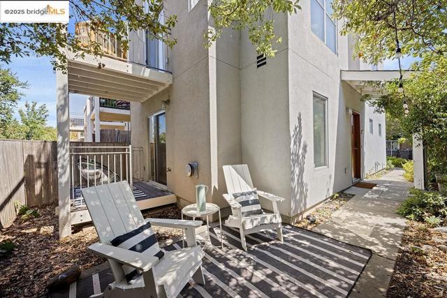 3927 Cerrito Ave, Oakland CA: https://media.crmls.org/mediaz/5b4dedf3-04d6-406f-a323-697a0fc15d85.jpg