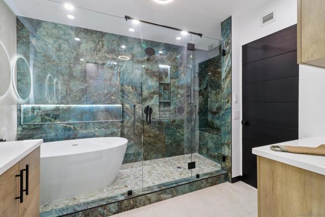 700 Front St, San Diego CA: https://media.crmls.org/mediaz/5b4e029c-3a2e-4a02-8814-d5fb366af965.jpg