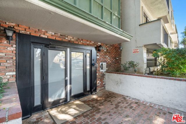 3640 Cardiff Avenue, Los Angeles CA: https://media.crmls.org/mediaz/5b4e7d18-9c18-4c1a-9703-bc48e1503d05.jpg