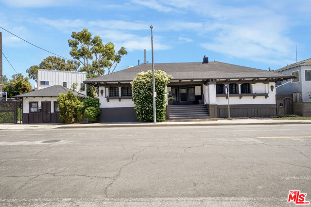 1300 Riviera Avenue, Venice CA: https://media.crmls.org/mediaz/5b4f7c9c-a413-4409-a7c4-8a5ee4240c2d.jpg