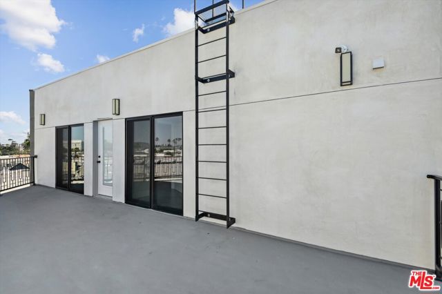 819 E La Palma Drive, Inglewood CA: https://media.crmls.org/mediaz/5b4fb051-0f5a-4e2e-b6bd-4fe89cd93678.jpg