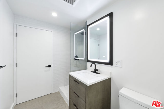 519 1/2 San Juan Avenue, Venice CA: https://media.crmls.org/mediaz/5b5065d0-08d0-4197-9a40-7761044e2958.jpg