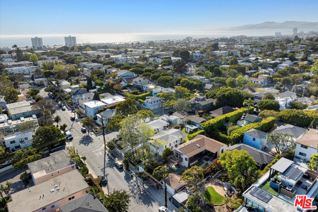 711 Pier Avenue, Santa Monica CA: https://media.crmls.org/mediaz/5b508018-688e-47cc-a78e-40518c7bbb54.jpg