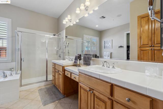 1117 Teal Ct, Brentwood CA: https://media.crmls.org/mediaz/5b50f671-a74a-4490-9e1b-99f0db905950.jpg