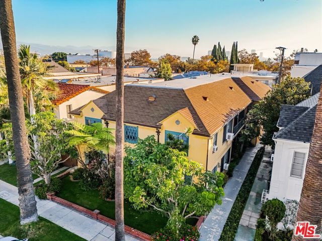 438 S Palm Drive, Beverly Hills CA: https://media.crmls.org/mediaz/5b50f93d-720b-4e8d-a3af-21a50a8ec655.jpg