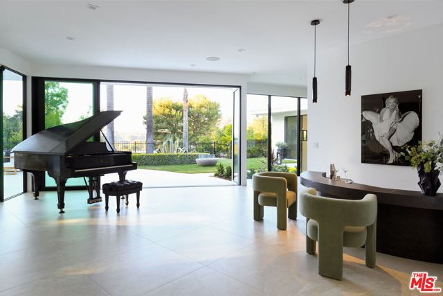 1935 Loma Vista Drive, Beverly Hills CA: https://media.crmls.org/mediaz/5b5140d7-3360-4cc9-b586-cb382f1b7a5c.jpg