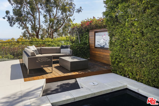 1377 Miller Place, Los Angeles CA: https://media.crmls.org/mediaz/5b529477-7a6d-4b7e-81bf-733a9e30d34d.jpg