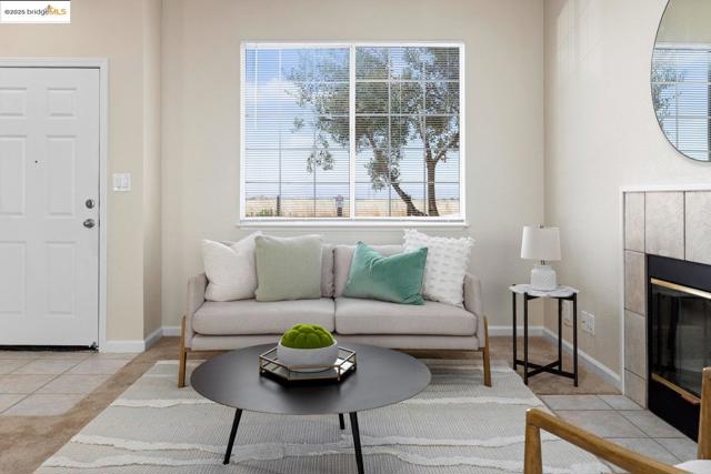 15388 Heron Dr, San Leandro CA: https://media.crmls.org/mediaz/5b52d53d-cd25-466d-bcd3-19df03658d5a.jpg