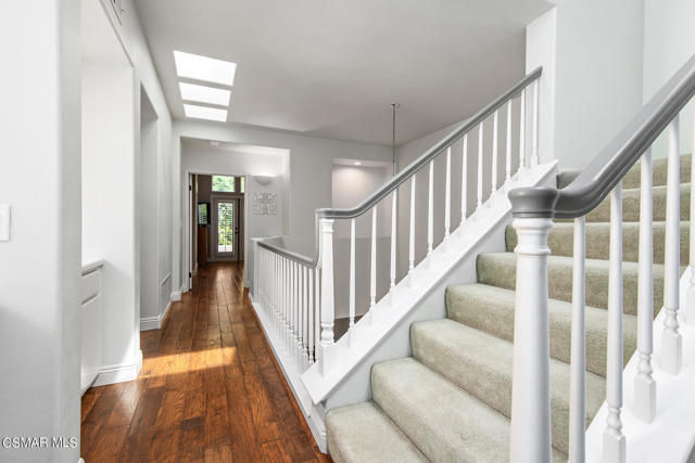1025 Sunset Oak Circle, Newbury Park CA: https://media.crmls.org/mediaz/5b52ed5a-073d-47e3-9b2b-597eb2ddda49.jpg