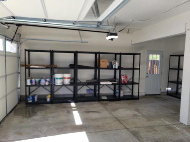 17089 Columbia Dr, Castro Valley CA: https://media.crmls.org/mediaz/5b5302b6-2309-4eb9-86be-1d90c6253291.jpg