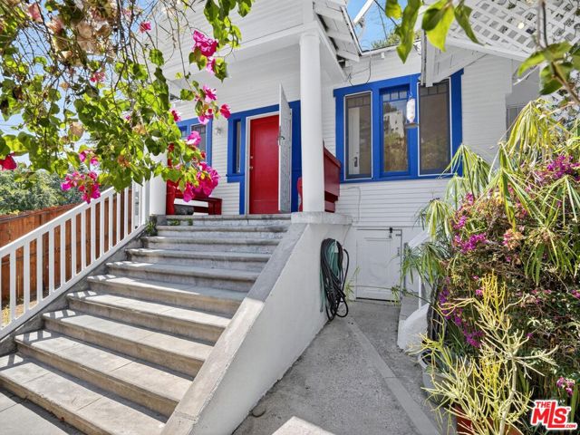 2565 Glen Green Street, Los Angeles CA: https://media.crmls.org/mediaz/5b5317f7-c442-447c-bb28-dd37ea775856.jpg
