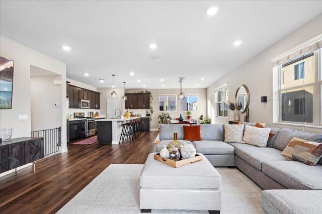 Detail Gallery Image 20 of 55 For 1840 Mint #6,  Chula Vista,  CA 91915 - 4 Beds | 3 Baths