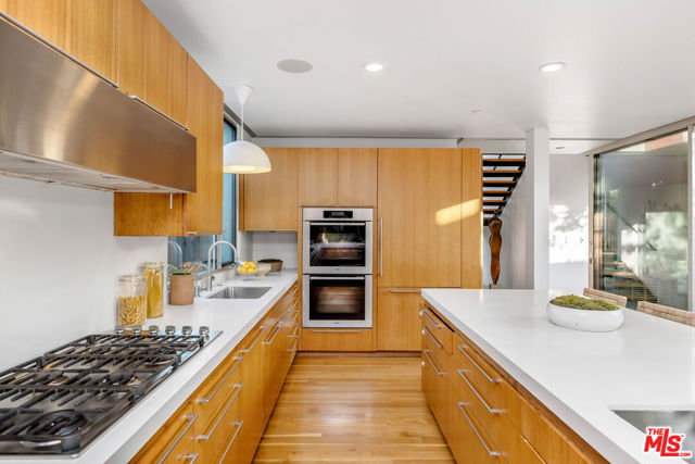 732 Brooks Avenue, Venice CA: https://media.crmls.org/mediaz/5b5453a8-7a1d-4757-8744-3fad88ad2457.jpg