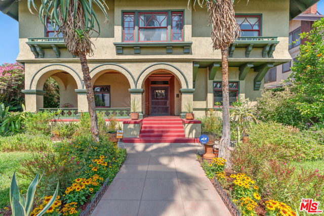 1049 Elden Avenue, Los Angeles CA: https://media.crmls.org/mediaz/5b545a7f-4f4c-4218-9daf-9fb15c4d30be.jpg