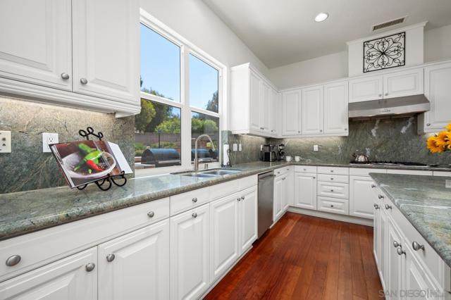 1272 Chateau Montelena, Bonsall CA: https://media.crmls.org/mediaz/5b54670a-d40e-45c0-9d41-7787e1c58741.jpg