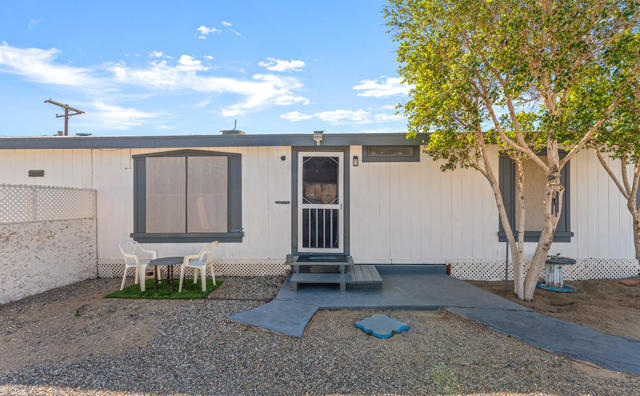 2342 Sand Jewel Avenue, Thermal CA: https://media.crmls.org/mediaz/5b54abc9-1fb0-40f0-a393-43489943b81c.jpg