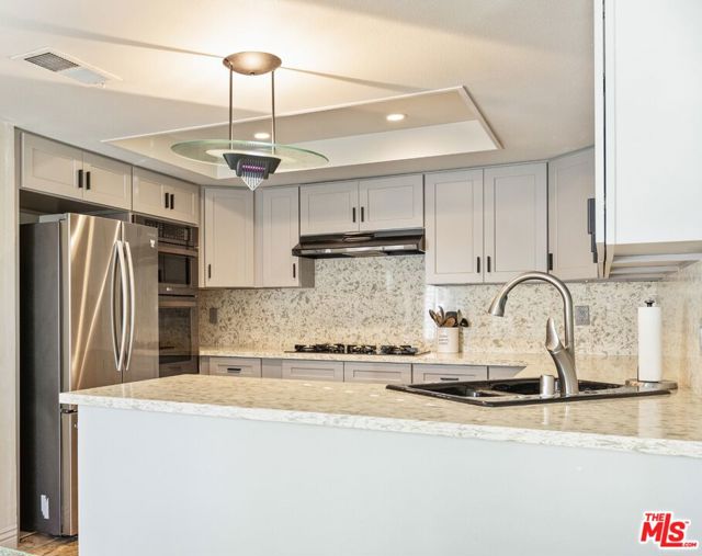 13082 Mindanao Way, Marina del Rey CA: https://media.crmls.org/mediaz/5b54b2d6-9732-455f-99b1-7cda4b9d511d.jpg