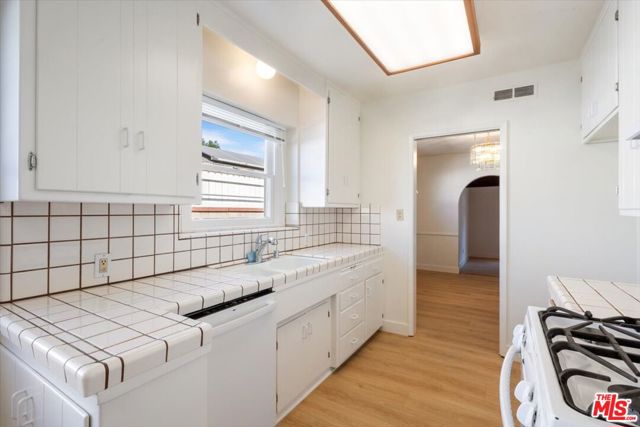 12848 Tiara Street, Valley Village CA: https://media.crmls.org/mediaz/5b56ebdc-ffe7-4c54-83c9-946e04d908d0.jpg