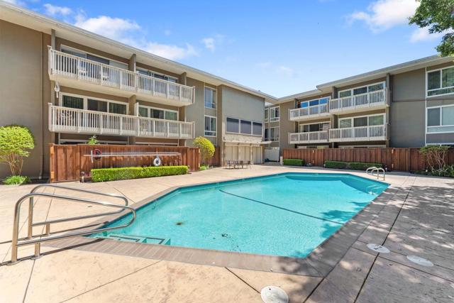 1101 Continentals Way, Belmont CA: https://media.crmls.org/mediaz/5b5721a8-3223-48ca-b46f-1ddce930e036.jpg