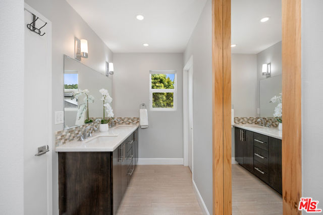 22518 Jameson Drive, Calabasas CA: https://media.crmls.org/mediaz/5b578781-0267-4e03-aaf2-0761f3aba08e.jpg