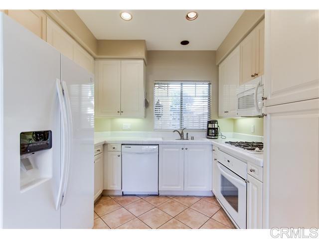 Detail Gallery Image 5 of 16 For 3618 Ruette De Ville, San Diego,  CA 92130 - 2 Beds | 2/1 Baths