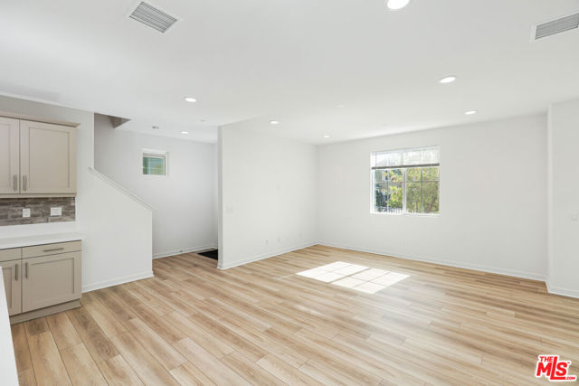 13889 Bell Way, Fontana CA: https://media.crmls.org/mediaz/5b5910ae-dd20-4917-9ec0-7d9385b0d154.jpg