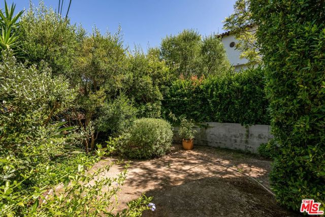 1539 Ensley Avenue, Los Angeles CA: https://media.crmls.org/mediaz/5b59aafb-2913-4886-ae4d-6a1ffbbdbe23.jpg