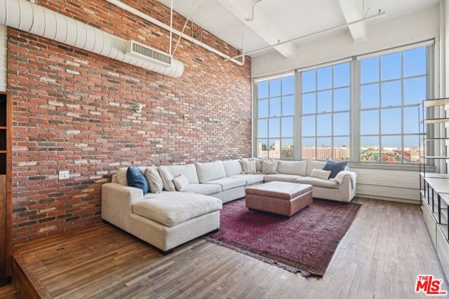1850 Industrial Street, Los Angeles CA: https://media.crmls.org/mediaz/5b59b0d2-4d99-48bc-924f-df15b4c857ba.jpg