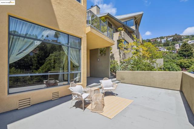 1015 Grand View Dr, Berkeley CA: https://media.crmls.org/mediaz/5b5a3ca7-7a34-4e88-b3e4-e1ef6c255cf4.jpg