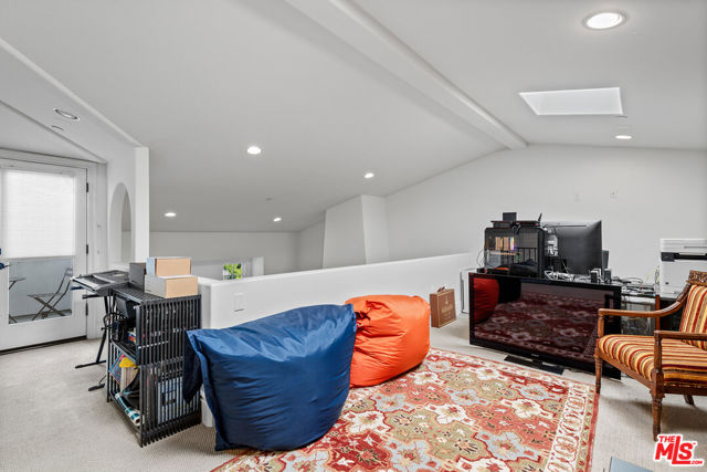 1619 Artesia Boulevard, Manhattan Beach CA: https://media.crmls.org/mediaz/5b5a845f-00e1-4a05-948b-c4b90c9e7291.jpg