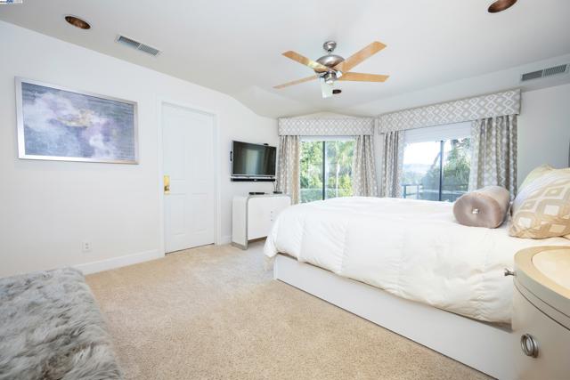 4478 Deer Ridge Rd, Danville CA: https://media.crmls.org/mediaz/5b5b1e23-6063-43c5-a64e-07555bee40c8.jpg