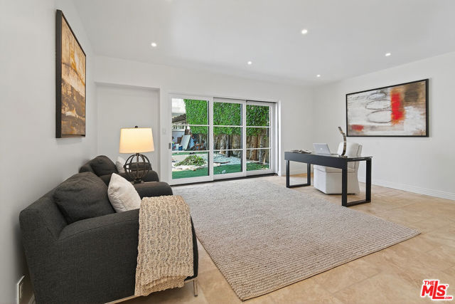 322 25th Street, Santa Monica CA: https://media.crmls.org/mediaz/5b5bcc91-e7dd-4437-b890-e80ad609fc9d.jpg