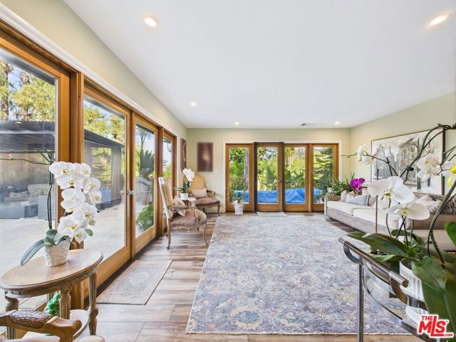 4723 Dunas Lane, Tarzana CA: https://media.crmls.org/mediaz/5b5c7283-ecba-4995-b0ed-e0fbe7f7d15f.jpg
