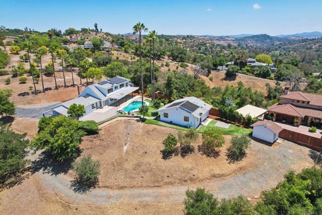 1797 99 Rabbit Hill, Fallbrook CA: https://media.crmls.org/mediaz/5b5cf627-b25d-4989-9a1c-fa31c3df6237.jpg