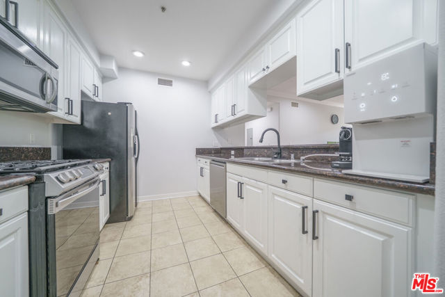 1401 S St Andrews Place, Los Angeles CA: https://media.crmls.org/mediaz/5b5d3d5f-dc31-4b98-a4e4-69632acc3ba1.jpg