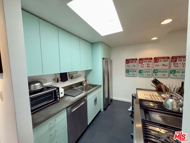 2714 4th Street, Santa Monica CA: https://media.crmls.org/mediaz/5b5d3eb7-77b8-41e8-85fc-6b3d2bd08483.jpg