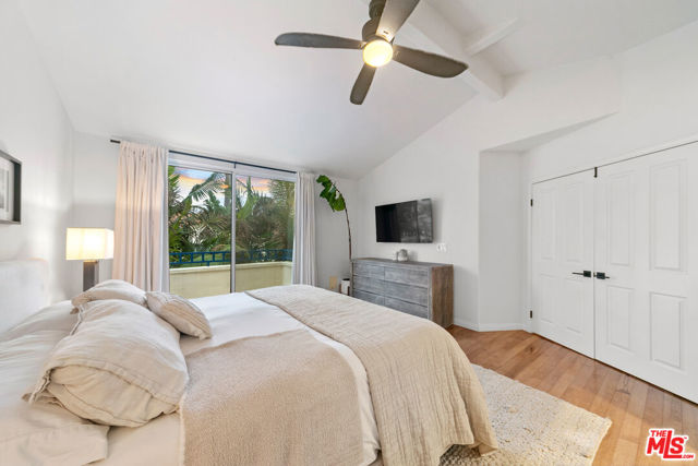 6477 Zuma View Place, Malibu CA: https://media.crmls.org/mediaz/5b5d80a2-9f84-439a-9cca-9e022f770688.jpg