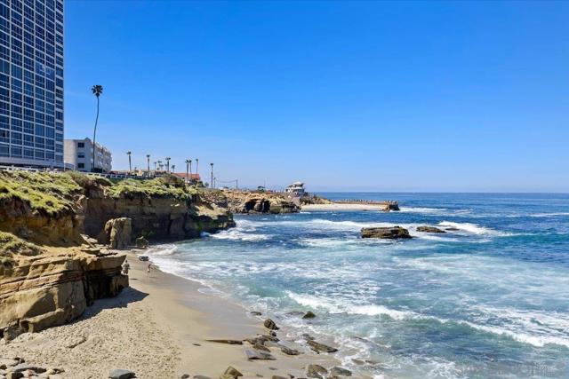 8040 Girard Ave, La Jolla CA: https://media.crmls.org/mediaz/5b5e03b8-249d-4799-8e0f-6f8b761c3089.jpg