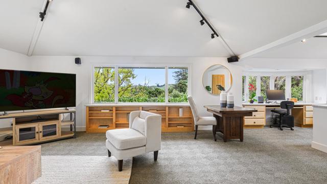 161 E Floresta Way, Portola Valley CA: https://media.crmls.org/mediaz/5b5ec761-fcf8-4691-891c-36ebbb89f05e.jpg
