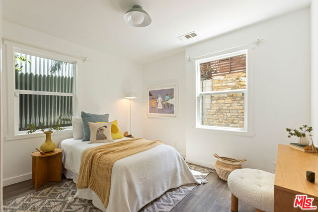 450 Rustic Drive, Los Angeles CA: https://media.crmls.org/mediaz/5b5f12d3-f0ad-4460-9540-3969d96302dd.jpg