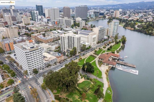1425 Lakeside DR, Oakland CA: https://media.crmls.org/mediaz/5b601e81-fd55-4a9b-8e50-9a36a87b2119.jpg